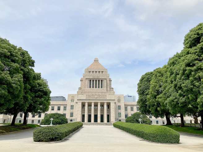 日本の国会議事堂と正面玄関周辺