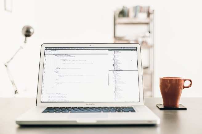 白いノートパソコン